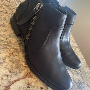 UGG Aureo ankle boot black size 8.5 M like new